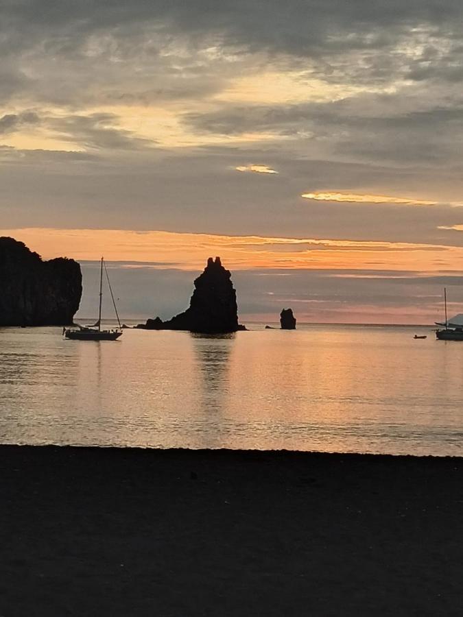 Menichetta 4 Posti Bilo Con Piscina Gratuita Dall' 11 Luglio Al 31 Agosto Vulcano  Exteriör bild